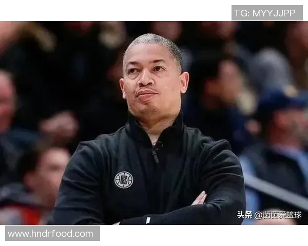 巴西足球明星驾驶豪车出场引发球迷热议与关注